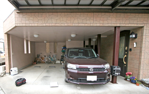 リノベーション前の、自動車２台分の広さのビルトインガレージ