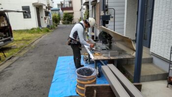 完璧な装備の仕事人　ウッドデッキ取り換え工事です👷