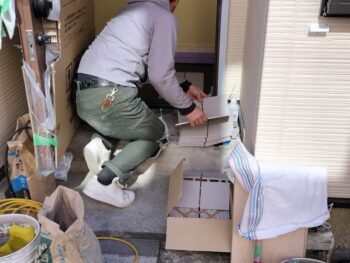 江戸川区耐震補強リフォーム　玄関タイル施工👷