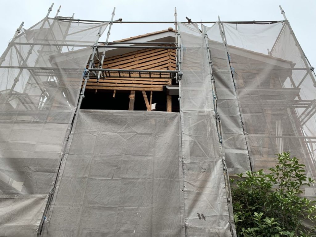 江戸川区のフルリフォーム住宅　梅雨空の下で工事は進んでいます☂