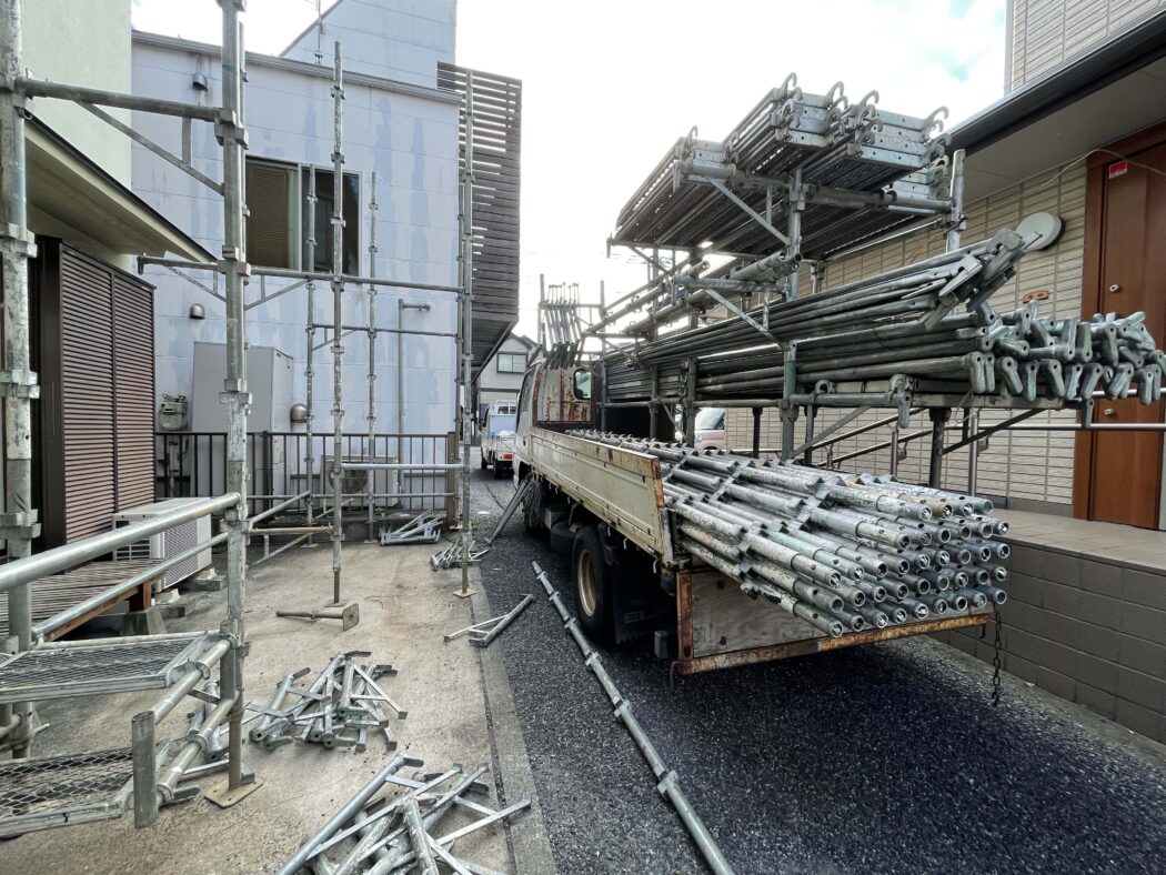 江戸川区屋根補修工事 I 様邸 足場をかけました👷