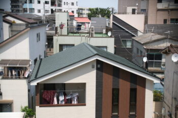 グリーンの屋根とモダンな外観　耐震改修のデザイン住宅