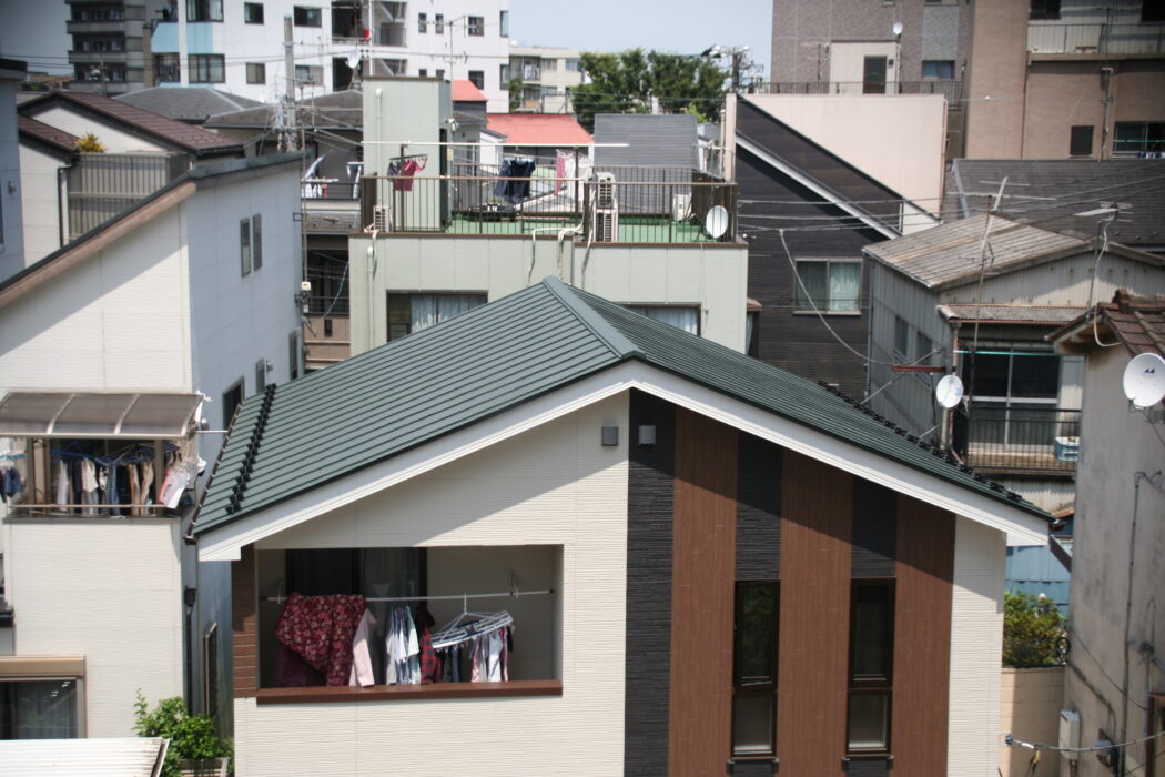 グリーンの屋根とモダンな外観 耐震改修のデザイン住宅 グリーンの屋根とモダンな外観 耐震改修のデザイン住宅
