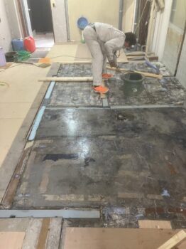 墨田区T様邸 ビル フロアリフォーム 床の下処理工事👷