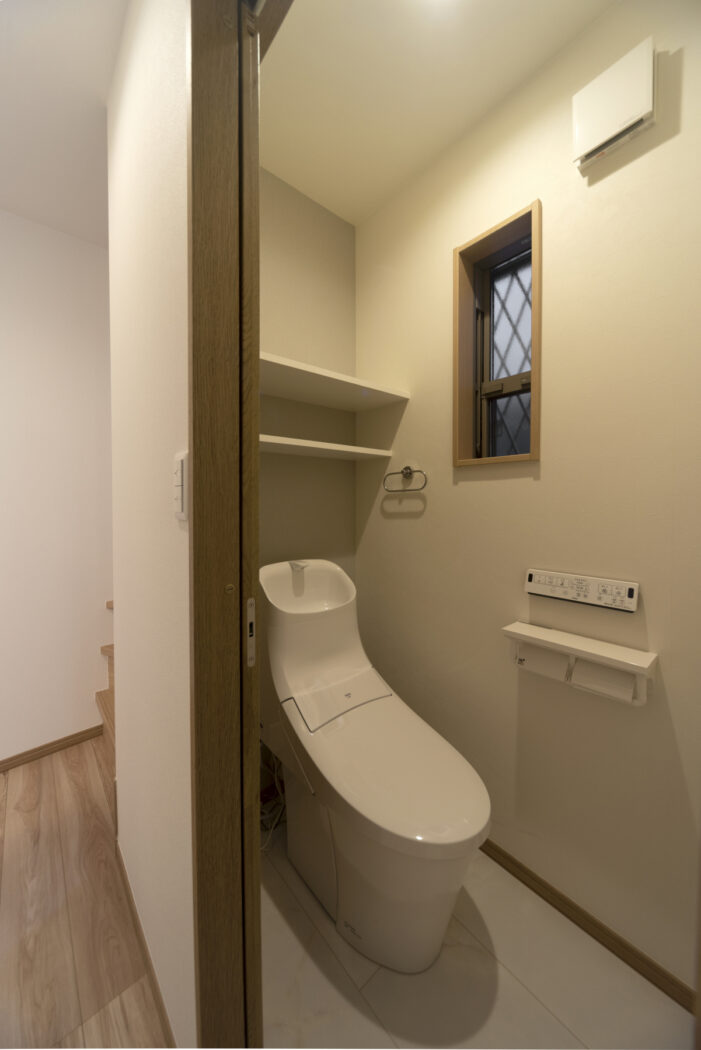 各階にトイレを設置しました! 築40年の賃貸住宅をフルリフォーム、耐震も安心の2階建住宅に変身 各階にトイレを設置しました! 築40年の賃貸住宅をフルリフォーム、耐震も安心の2階建住宅に変身