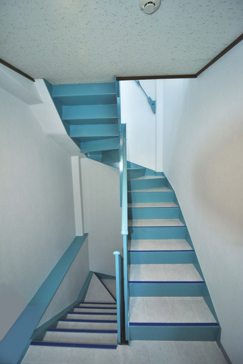 青に塗装されたリノベーション後の階段