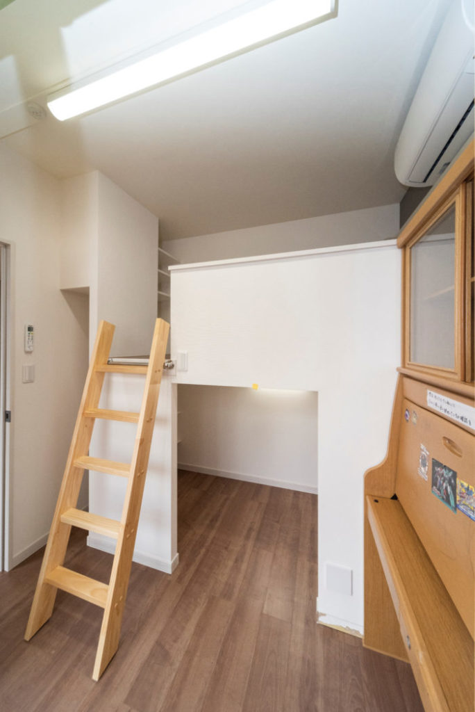 子供部屋のベッドと収納スペース
