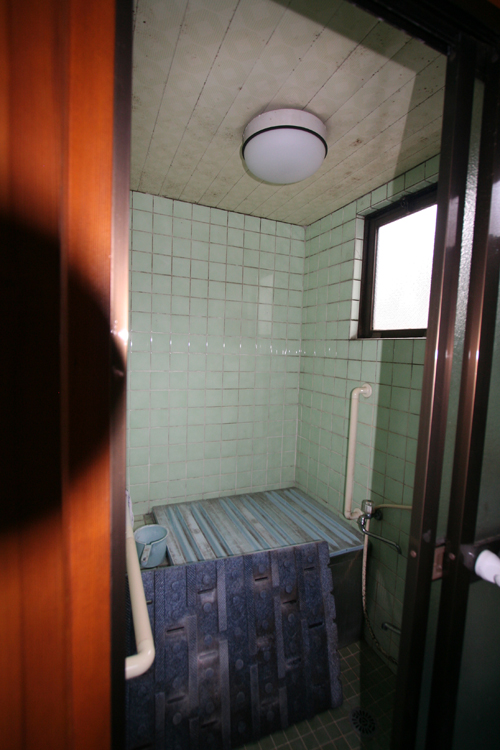 リノベーション前の狭い浴室