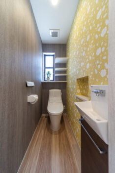 トイレをお気に入りの空間に　耐震補強とデザイン性を追求したリノベーション住宅