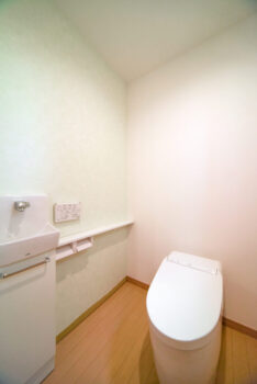 高齢者に優しいトイレを！　江戸川区で戸建てリフォーム　老朽化した家を耐震補強、水まわりも一新