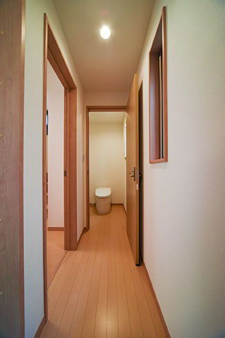 廊下から繋がるリフォーム後のトイレ